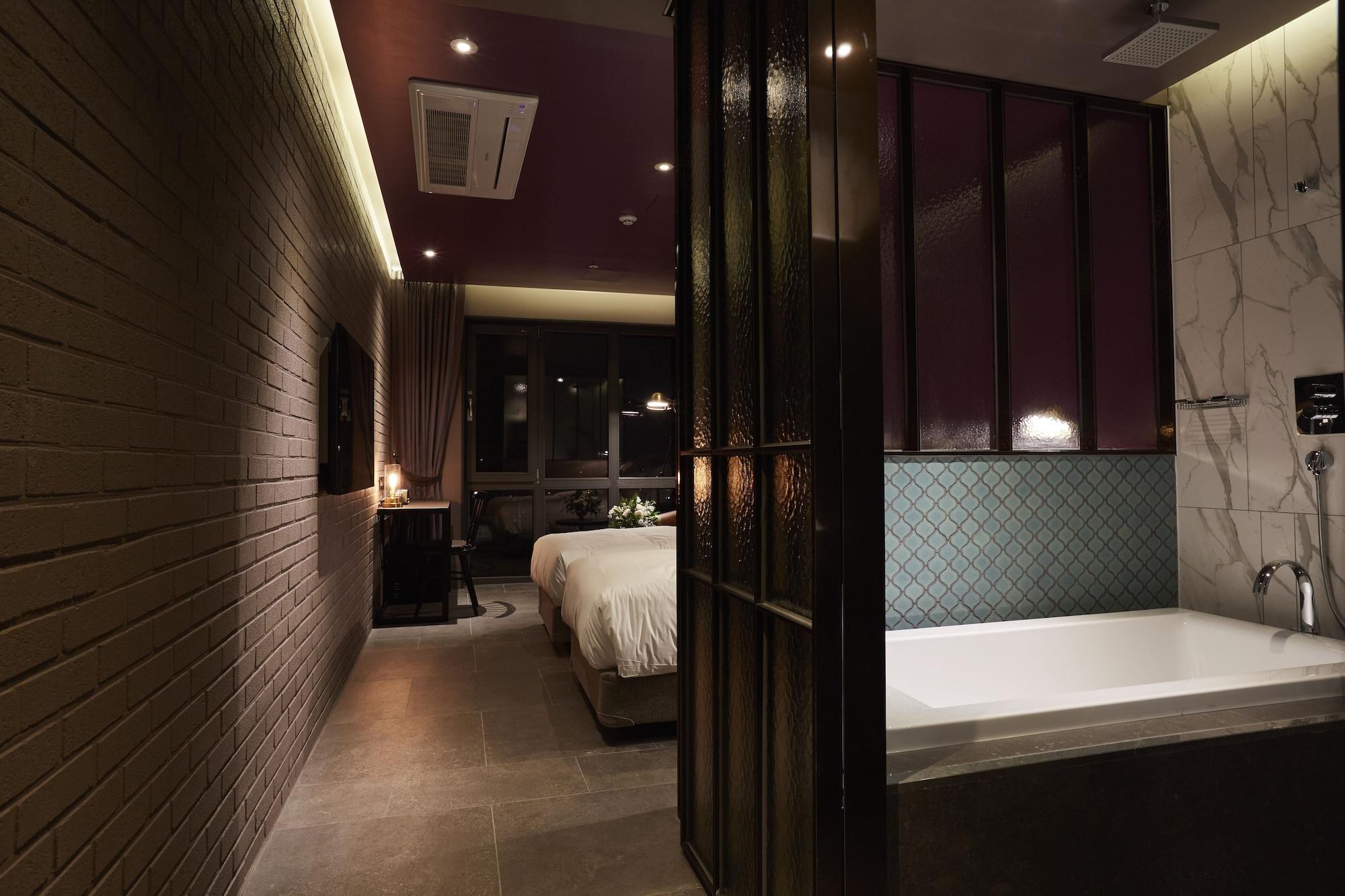9 Brick Hotel 3*