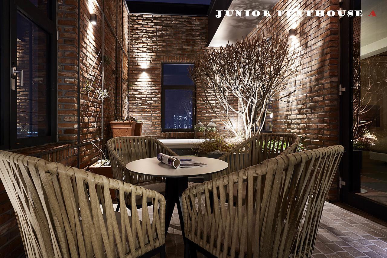 9 Brick Hotel